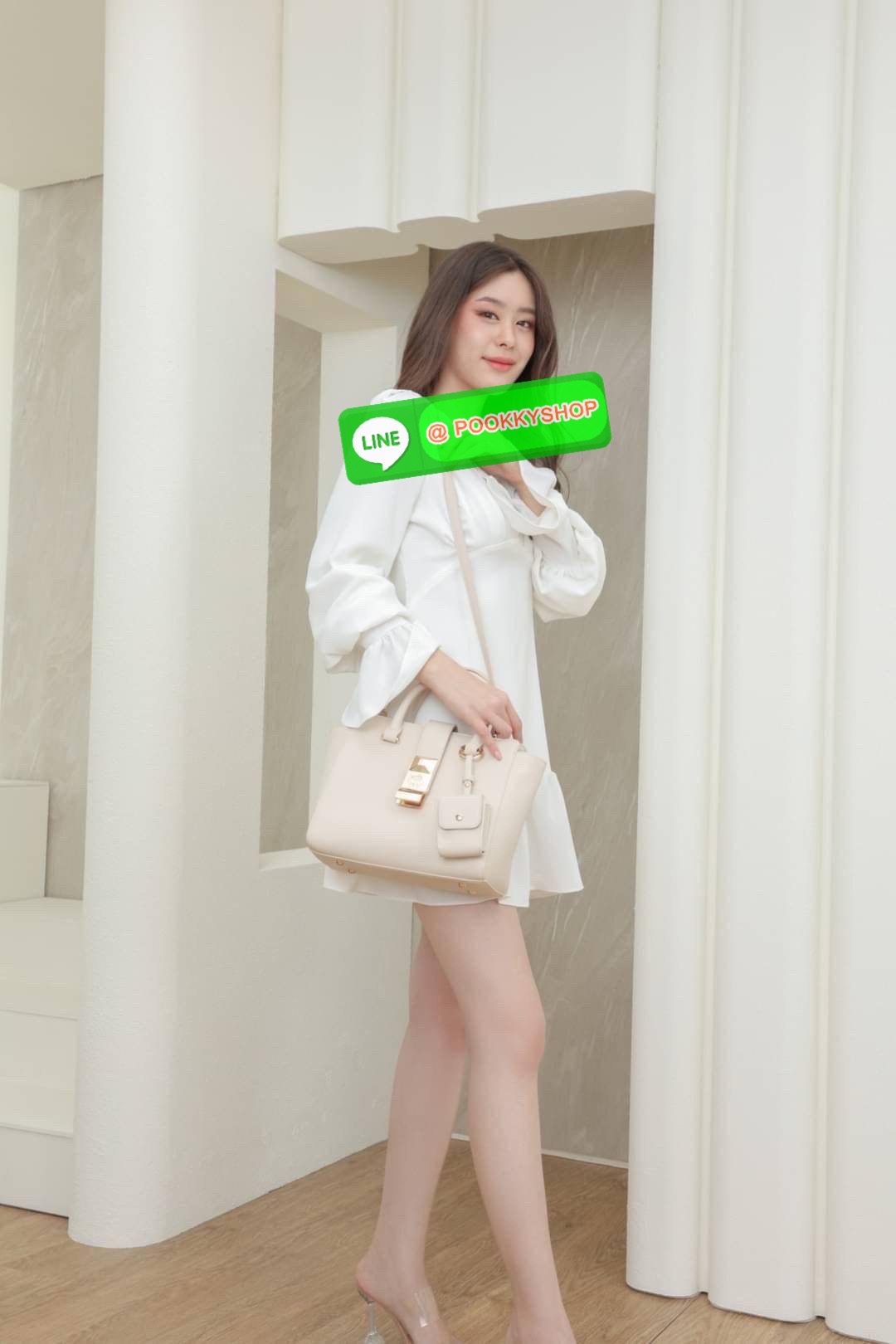 สินค้าเข้าใหม่ กระเป๋า Handbag ฟังชั่นครบที่อยากแนะนำ 👜 KEEP รุ่น ‘ 𝗩𝗔𝗟𝗘𝗡 HANDBAG ‘ **พิเศษ !! รุ่นนี้ตัวกระเป๋าทำจาก หนัง Microfiber ลาย Epsom ที่เป็นพื้นผิวสัมผัสมีลายตารางเล็กน้อย สวยหรู ทนทาน น้ำหนักเบา