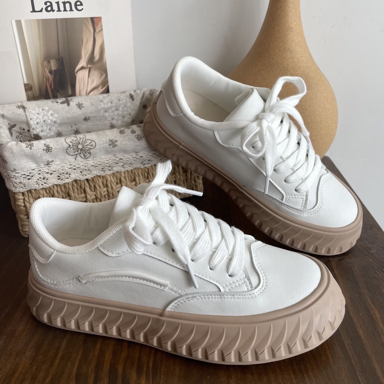 สินค้าขายดี พร้อมส่งค๊าา sport shoes รองเท้าผ้าใบ งานแฟชั่นงานเกรดพรีเมี่ยม พื้นนิ่มมากคะ 👟 ใส่สบายจะแมตช์กับกางเกง👖หรือกระโปรง👗ก็ได้ค่ะ แม่ค้าคอนเฟริม ห้ามพลาดเลยจ้าตัวนี้แนะนำ อย่าช้ารีบเลย