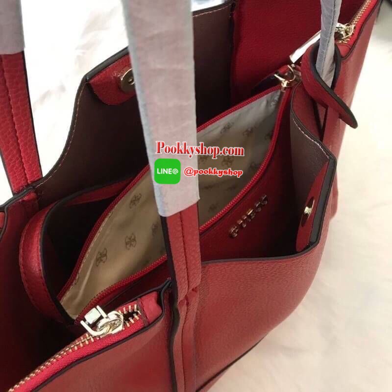 GUESS HEIDI HAMMERED EFFECT BAG 2 in 1กระเป๋าสะพายจาก Guess factory วัสดุ PU คุณภาพดี นิ่ม น้ำหนักเบา ด้านหน้าประดับด้วยโลโก้แบรนด์สุดหรู เปิดปิดกระเป๋าด้วยกระดุมแม่เหล็กและซิป ด้านในโล่งกว้างมีช่องสำหรับใส่ของด้านข้างกระเป๋าเพิ่มอีก2ช่องใช้งาน รุ่นนี้มาพ