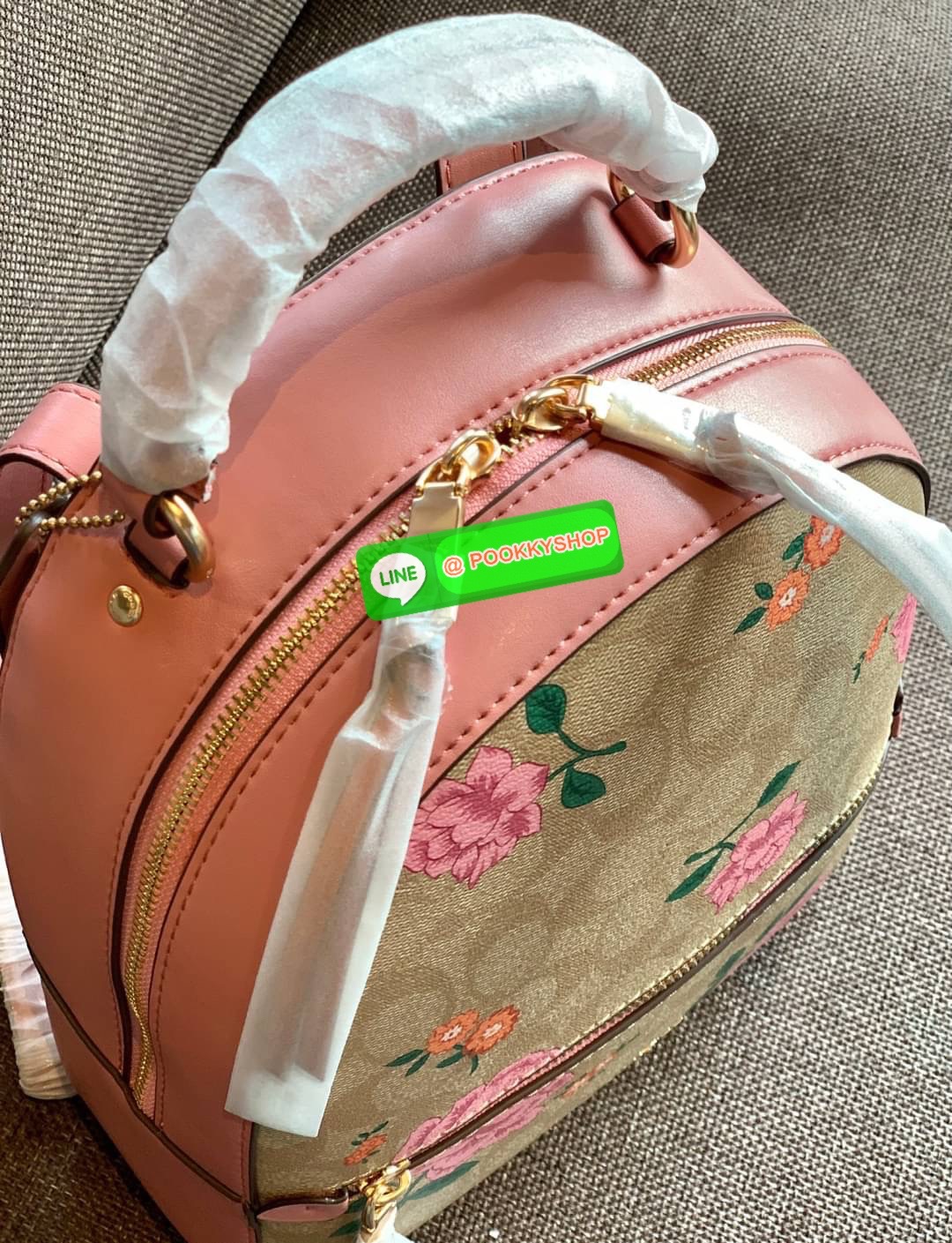 NEW IN! COACH JORDYN BACKPACK ((C1804//3011)) ไม่มียังไงไหว ต้องบอกว่าน้องสวยมากๆค่า! กระเป๋าสะพายหลังแบบมีหูหิ้ว หนังแแท้สวยค่ะ ❤️ทั้งใบปริ้นลายดอกไม้ สวยเด่ด สะดุดตาเลยทีเดียวค่ะ ด้านหน้ามีช่องซิปใส่มือถือหรือของจุกจิกลงไปได้ค่ะ เปิด-ปิดกระเป๋าแบ