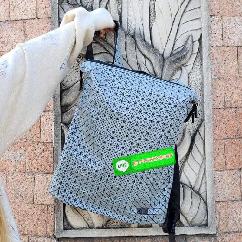 BAO BAO ISSEY MIYAKE LARGE BACKPACK ผู้ที่มักใช้งานกระเป๋าเป้ในชีวิตประจำวัน ส่วนมากจะอยู่ในวัยนักเรียน-นักศึกษาหรือวัยทำงาน ซึ่งรุ่นนี้ตอบโจทย์การใช้งานได้เป็นอย่างดี เป็นเป้ที่มีช่องสำหรับใส่สัมภาระประมาณหนึ่ง เพื่อให้สามารถจัดเก็บสิ่งของได้อย่างเป็นระเ