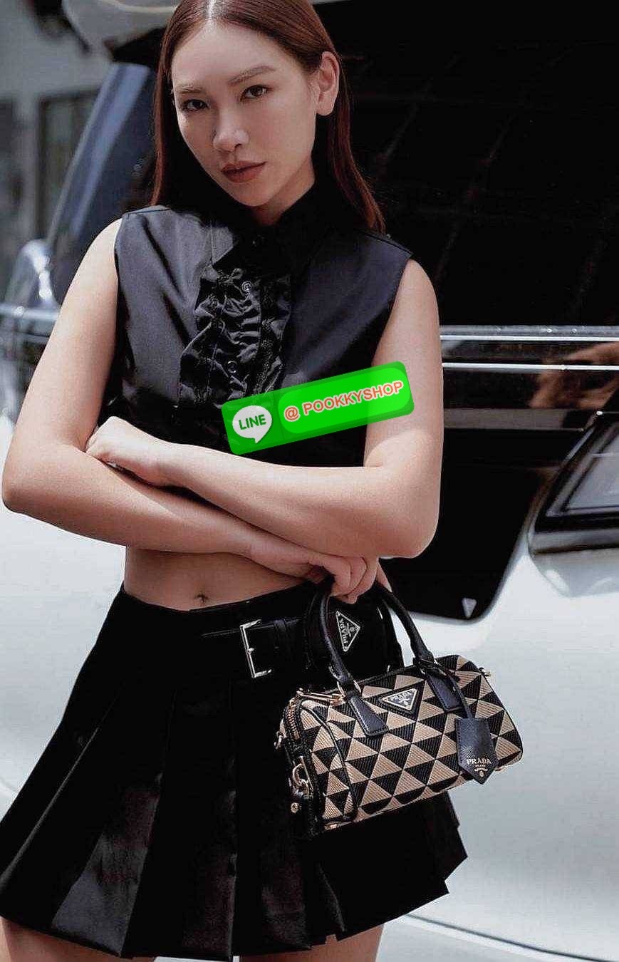 ✴️ห้ามพลาด!✴️PRADA FABRIC MICRO BAG VIP GIFT WITH PURCHASE (GWP) กระเป๋าพรีเมี่ยมกิ๊ฟ Limited จาก PRADA DUTYFREE COUNTER โดดเด่นที่วัสดุ Jacquard Fabric Micro ดีไซน์สวยคลาสสิคขนาดกำลังดี หูกระเป๋าประดับTagแบรนด์ถอดออกได้ ภายในมีโลโก้ ใส่มือถ
