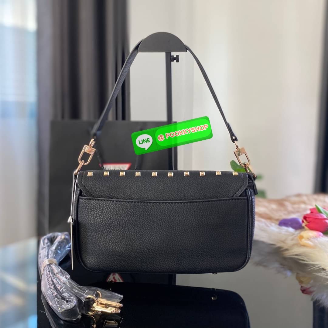 GUESS Brightside Shoulder Bag กระเป๋าสะพายไหล่-ครอสบอดี้ ใช้ได้หลายสไตล์ ตัวกระเป๋าหนังสังเคราะห์สีดำตกแต่งด้วยหมุดสวยเก๋ เปิดปิดด้วยกระดุมแม่เหล็ก ด้านในใส่กระเป๋าสตางค์ยาวได้ มีช่องซิปเพิ่มอีกช่อง สายสามารถถอกใช้ได้หลายสไตล์ ดูหรูที่สุดค่าใบนี้