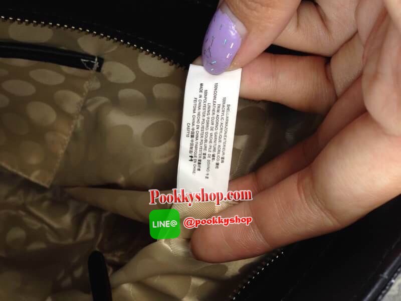 พร้อมส่งรุ่นหายาก! KATE SPADE HYDE LANE STRIPED RILEY LEATHER TOTE BAG กระเป๋าสะพายทรง Tote Bag หนังสวยอยู่ทรงโดดเด่นที่สีทูโทนลายทางห้อยโลโก้TAGที่หูกระเป๋า ด้านหน้าประดับโลโก้ มี1ช่องใส่ของ ภายในมีช่องซิป และช่องใส่มือถือ กว้างและจุ ใส่ ipad notebook เอ