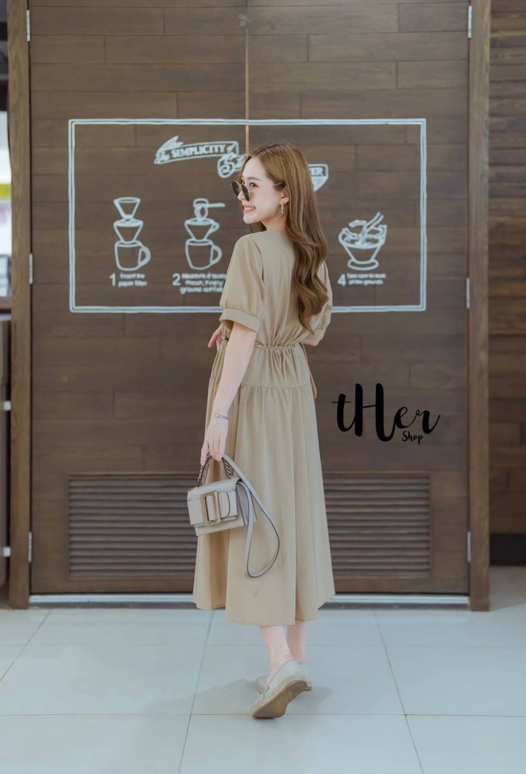 T H E R พร้อมส่งค่า🌿🌿 Long Dressเดรสคอวีแต่งกระดุมตัวยาวดีไซน์สวย ดีเทลช่วงเอวปรับรูดได้กระโปรงทรงระบายพริ้วๆผ้าทิ้งตัว ใช้ผ้าเนื้อดี ผ้านิ่มใส่สวย ตัวเดียว ใส่เที่ยวใส่ชิวได้เลยค่ะ ห้ามพลาดน้า