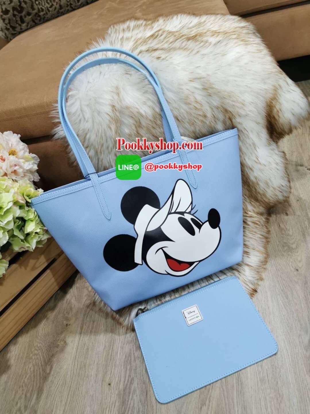 Don't Miss! Best Seller! ซื้อ1ได้ถึง2!! New! & Limited x Disney Holiday Collection Reversible Tote Bag With Clutch คอลเลคชั่นดิสนีย์ทรงTote มาพร้อมใบเล็กเข้าชุดสุดคุ้มสามารถแยกใช้ได้ วัสดุหนัง Saffiano สวยกันน้ำดูแลรักษาง่ายดีไซน์โดดเด่นมีลูก