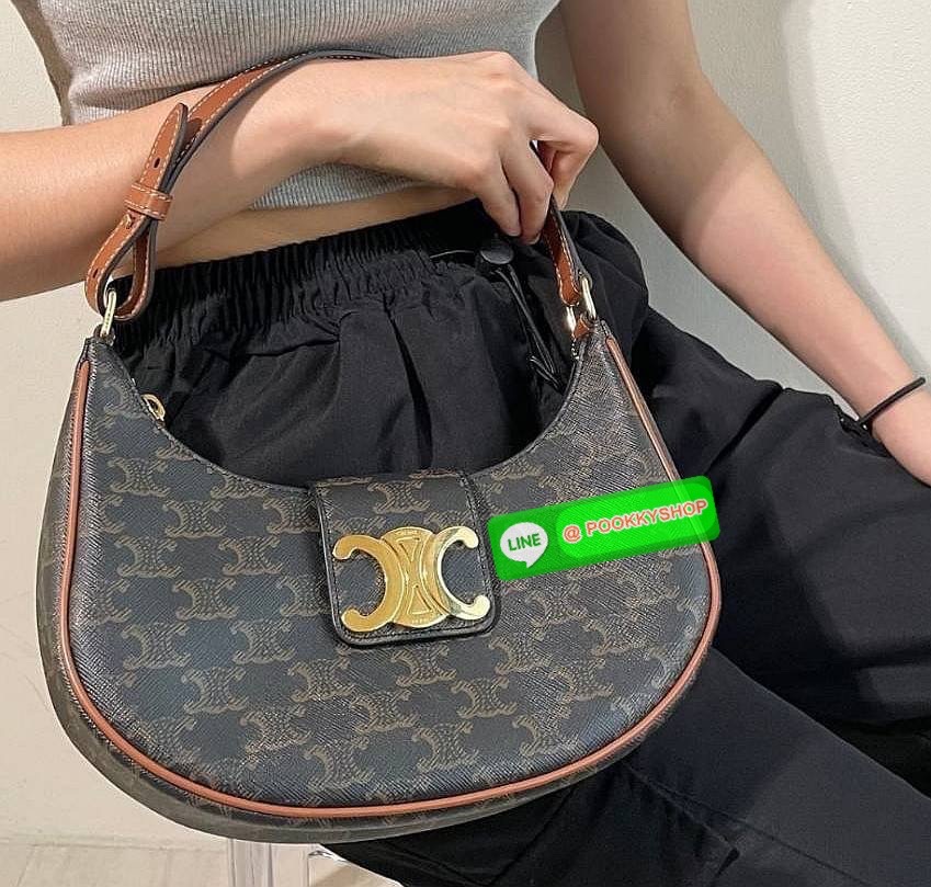 ✴️BEST SELLER!✴️CELINE SHOULDER BAG VIP GIFT WITH PURCHASE (GWP) พรีเมี่ยมกิ๊ฟ Limited Edition จาก CELINE HAUTEPARFUME DUTYFREE COUNTER วัสดุ TRIOMPHE CANVAS รุ่นใหม่ล่าสุดดีไซน์สวยหรู หนังสวยอยู่ทรง ภายในโล่งกว้างและจุสามารถใส่มือถือ กระเป๋