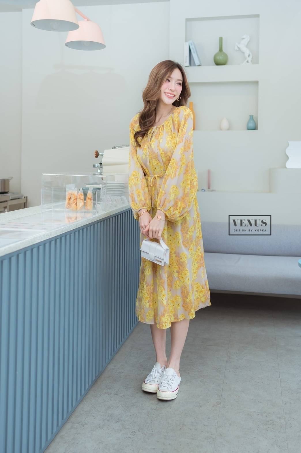 I'm Lady By Venus Flora MaxiDress แม๊กซี่เดรสแต่งแขนพอง ทรงปล่อยพิมพ์ลายดอกไม้ งานสวยน่ารักมากๆคะ ใส่สบายสุดๆคะ มาพร้อมกับสายผูกเอวเข้าชุดกันคะ แม๊ทกับรองเท้าผ้าใบก็น่ารักคะ