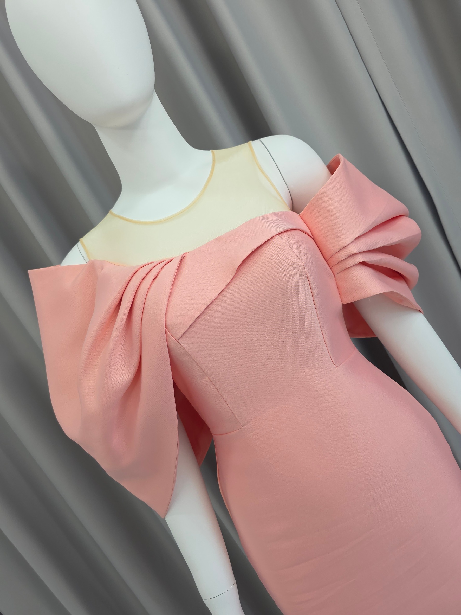 เดรสแฟชั่น มีดี้เดรสเสื้อคอกลมแขนกุด แต่งด้วยผ้าซีทรูสีนู้ด