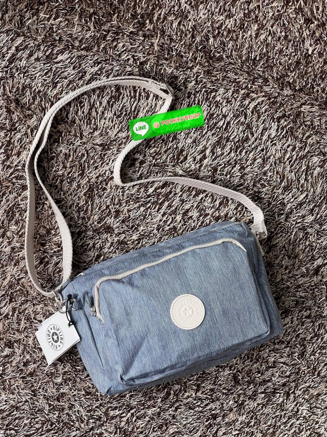 💕Kipling Silen Crossbody Bag กระเป๋าสะพายไหล่ช่วยเพิ่มความโมเดิร์นไม่ตกเทรนด์ให้กับลุคตามสไตล์การแต่งกายของคุณมากขึ้น มีน้ำหนักเบา พกพาไปไหนมาไหนได้สะดวก ใส่สิ่งของได้ครบครันโดยไม่ต้องกังวล นอกจากนี้ ยังมีสายสะพายที่ปรับระดับได้ มีช่องใส่ของเพิ่มเ