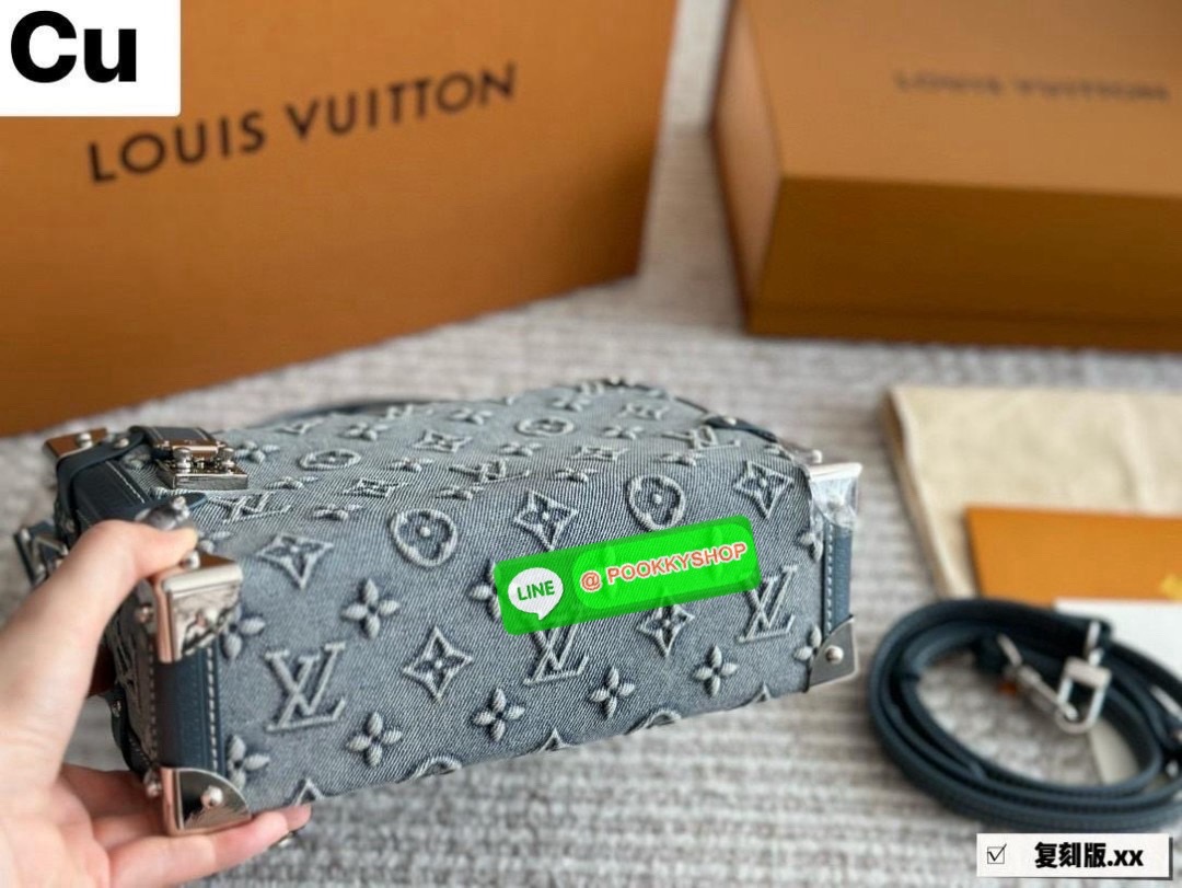 LV Side Trunk Monogram Denim Bag กระเป๋าสะพายทรงกล่องเดนิมซีดสไตล์วินเทจ ปั้มนูนโลโก้ลายโมโนแกรม ไอเท็มหรูหราย้อนยุค ผสมผสานความทันสมัย รูปทรงกล่องสัดส่วนสวยลงตัว โดดเด่นชวนมอง เป็นอีกไอเท็มที่คุ้มค่า เหมาะกับการออกงาน หรือจะสะพายเลิศๆในชีวิตประจำวันก็ดูแ