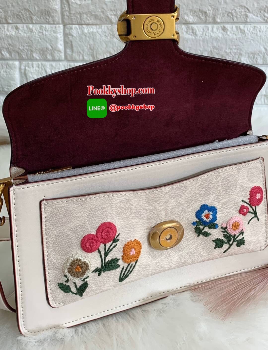 COACH TABBY FLORAL-EMBROIDERED SIGNATURE LEATHER SHOULDER BAG กระเป๋าคล้องไหล่ได้//สะพายข้างได้ หนังแท้นุ่มมากค่ะ จุดเด่นด้านหน้าเป็นรูปดอกไม้งานปักสวยงามมากๆค่ะ เปิดปิดกระเป๋าแบบแม่เหล็ก ภายในมี2ช่องใหญ่ ใส่กระเป๋าเงินใบยาวขนาดปกได้;ของจำเป็นสาวๆได้ครบเล
