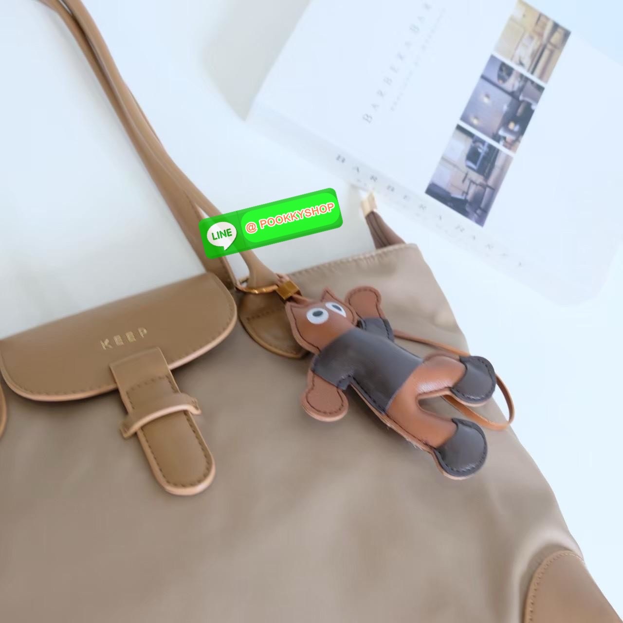 👜 KEEP รุ่น Champagne Everyday Bag ยอดฮิตที่ตอบโจทย์ทั้งสไตล์และฟังก์ชัน ✨ ฟังก์ชันที่ใช่ • ผลิตจาก ผ้าไนลอนนาโนกันน้ำ เอกสิทธิ์เฉพาะ KEEP • น้ำหนักเบาพิเศษ พกง่าย ใช้สะดวกทุกวัน • ปากกระเป๋ามี ซิปปิดแน่นหนา ของไม่ตกหล่นง่าย