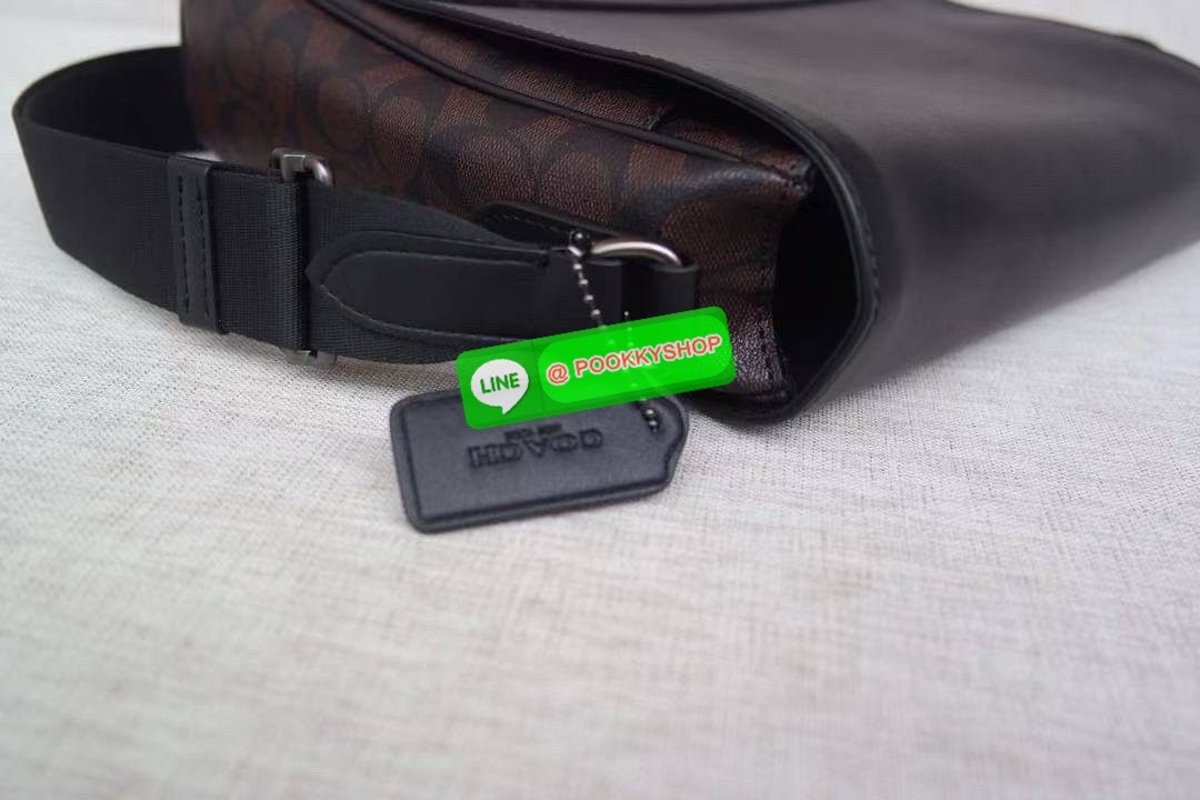 Coach F73339 F73340 – Hudson Crossbody Bag in Signature Embossed Leather “จะวันทำงานหรือวันสบาย ๆ แค่สะพายใบนี้…ก็เหมือนใส่ความเท่ติดตัวไว้แล้ว” Coach Hudson Crossbody F73340 กระเป๋าหนังแท้ลาย C ปั๊มลึก ทรงเหลี่ยมเรียบหรู โทนดำทั้งใบ เหมาะกับผู้ชายที่อยาก