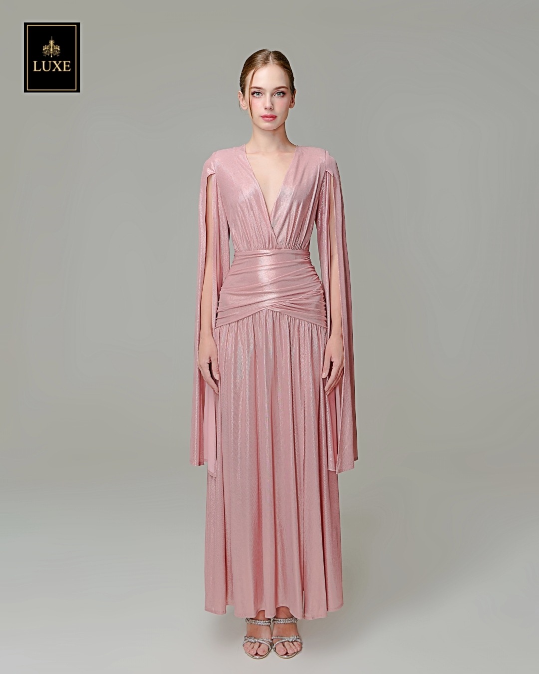 เดรสแฟชั่น แม็กซี่เดรสเสื้อคอวีป้าย แขนยาวเป็นผ้าคลุมในตัว กระโปรงเข้ารูปตรงสะโพก ผ่าหน้าขา ชายกระโปรงบาน