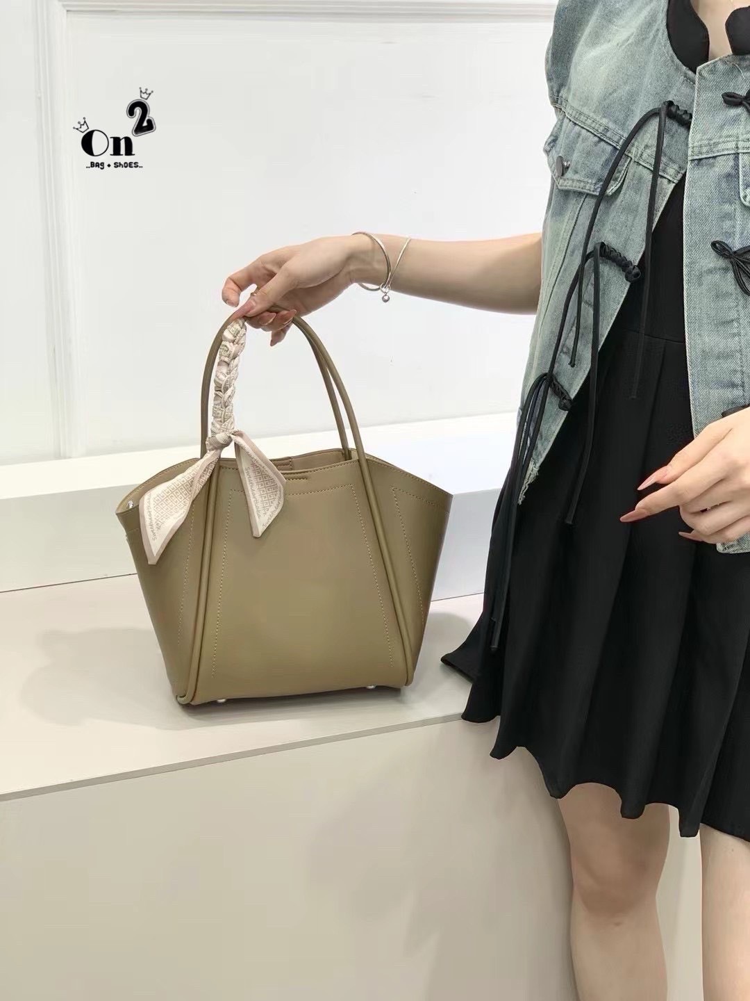 📣 Classic Working PU Bag 🔥 ▪️กระเป๋าสะพายไหล่ &สะพายข้าง ประดับริบบิ้น วัสดุเป็นหนัง PU Premium มีสายยาวให้ 1 เส้น ทรงสวยมากก❤️