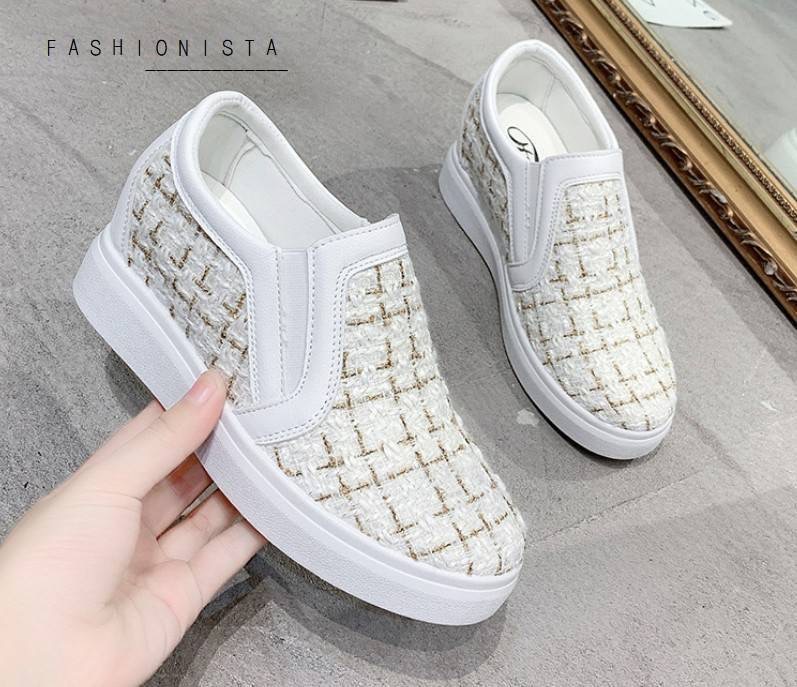 HOT FASHION แฟชั่นเสริมส้นมาแรง!! รองเท้าสลิปออนเสริมส้น 2.5 นิ้ว ทรงสโลป วัสดุเนื้อผ้า Tweed หรูๆ ทอแทรกดิ้นวิ๊งๆ สไตล์แบรนด์ชาแนล แต่งขอบด้วยหนัง pu เนื้อหนาคุณภาพดี มียางยืดเพิ่มความยืดหยุ่นในการสวมใส่ ใส่แล้วดูขาเรียวยาวสุดๆไปเลย ตัวพื้นรองเท้าเป็นยาง