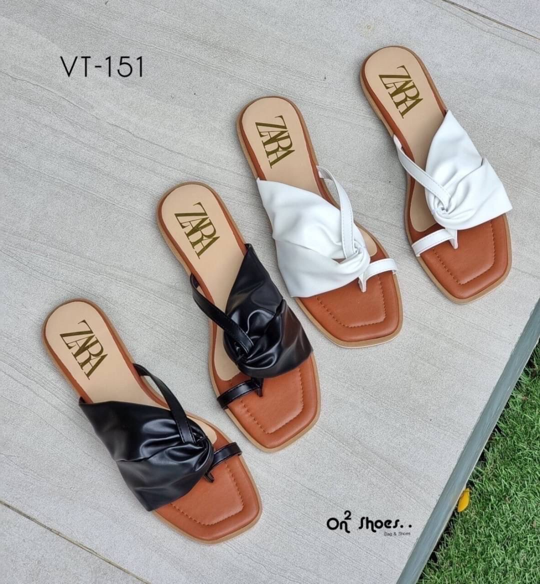 New in🦋🦋รองเท้าแตะ Zara แบบสวมนิ้วโป้งดีไซสน์หนังด้านข้างสวยเก๋มากๆค่ะ งานหนังPU เย็บอย่างดีพื้นเสริมนิ่ม ทนทานใส่สบายใส่ออกมาสวยค่ะ