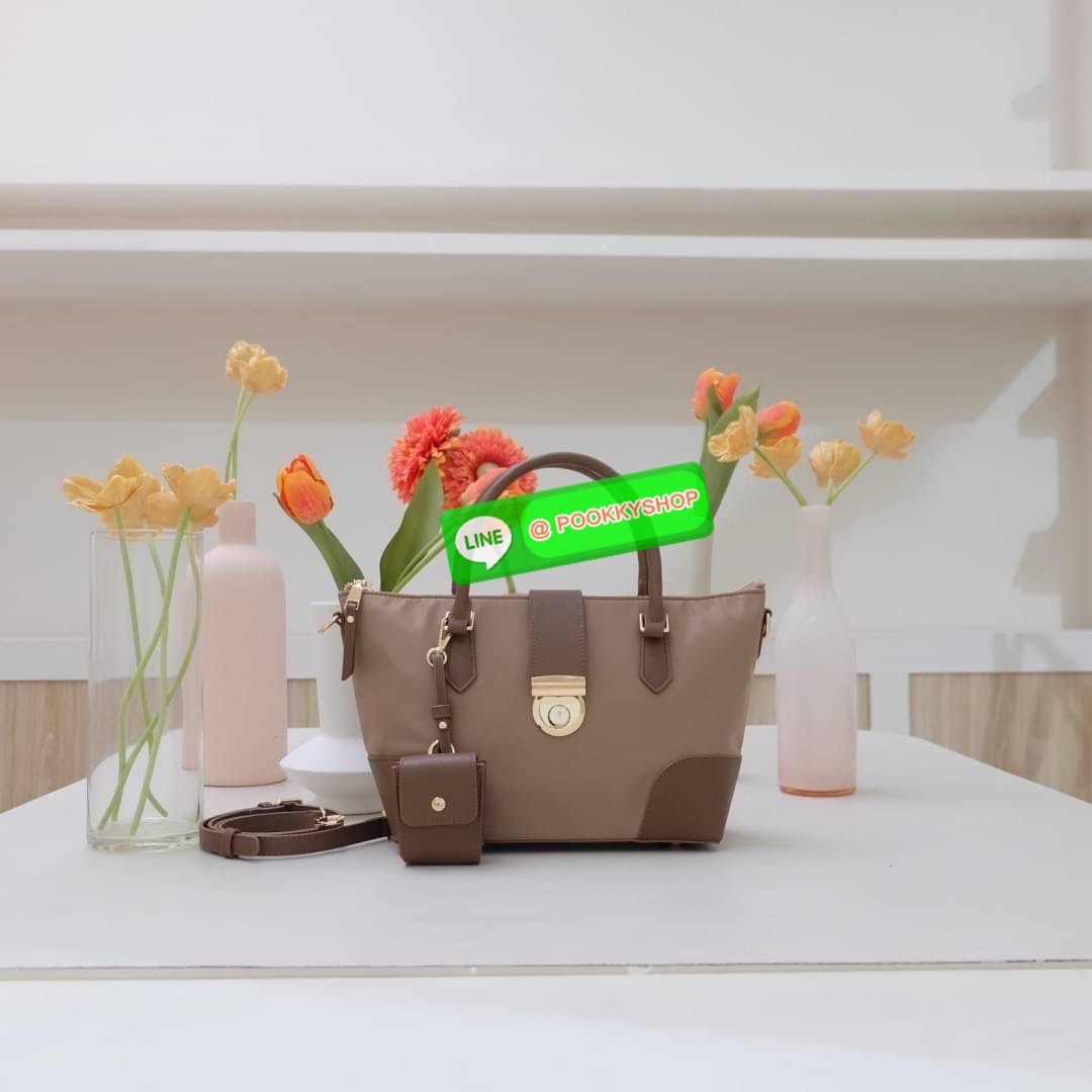 คอลเลคชั่นใหม่ รุ่นขายดี KEEP ‘ Phony bag ‘ อีกรุ่นที่ ถูกถามเข้ามาเยอะที่สุด เป็นกระเป๋า size กลางๆที่ ดีไซน์ให้ออกมาเรียบ หรู หยิบมาใช้งานได้ในทุกๆ วัน