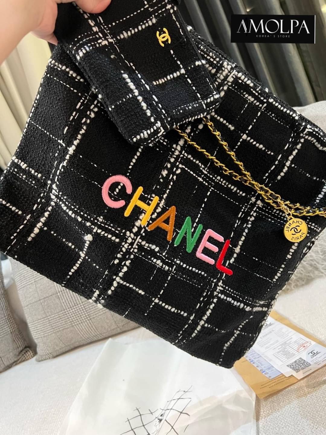 มาต่อที่ ACCESSORIES กระเป๋า CHANEL 22 HANDBAG สวยตาแตก ปังสุดๆ ในคอลเล็คชั่นล่สสุด Spring Summer 2022 กระเป๋าที่ตอบโจทย์การใช้งานของสาวๆ เรียกว่า every day bag ก็ได้น้าา รูปทรงสี่เหลี่ยม ดีไซน์เรียบง่าย แต่ยังคงความหรูหราด้วยวัสดุผ้าทวิต ปักตัวอักษร CHAN
