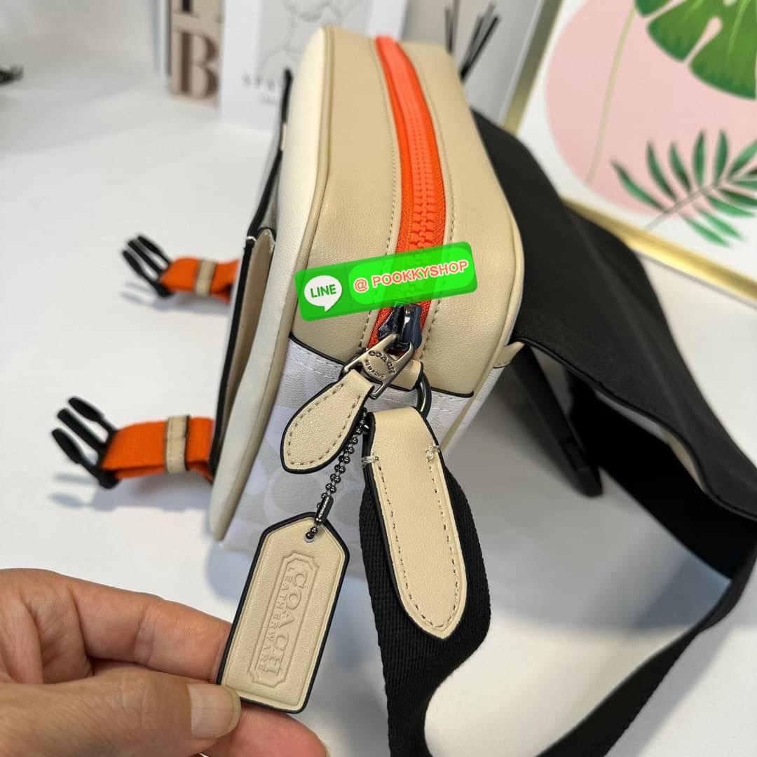 กระเป๋า COACH TRACK CROSSBODY IN COLORBLOCK SIGNATURE CANVAS (COACH C2725) กระเป๋าสะพายใบใหญ่ Unisex ที่เท่ได้ทั้งชายและหญิง วัสดุหนังแท้ หนังนิ่ม สัมผัสมือดีมากๆ เก็บดีเทลด้วยหนังแคนวาสคุณภาพ เนียบคมกริบ อยู่ทรงสวย ขนาดกำลังดี ไม่เล็ก ไม่ใหญ่เกินไป ด้านใ