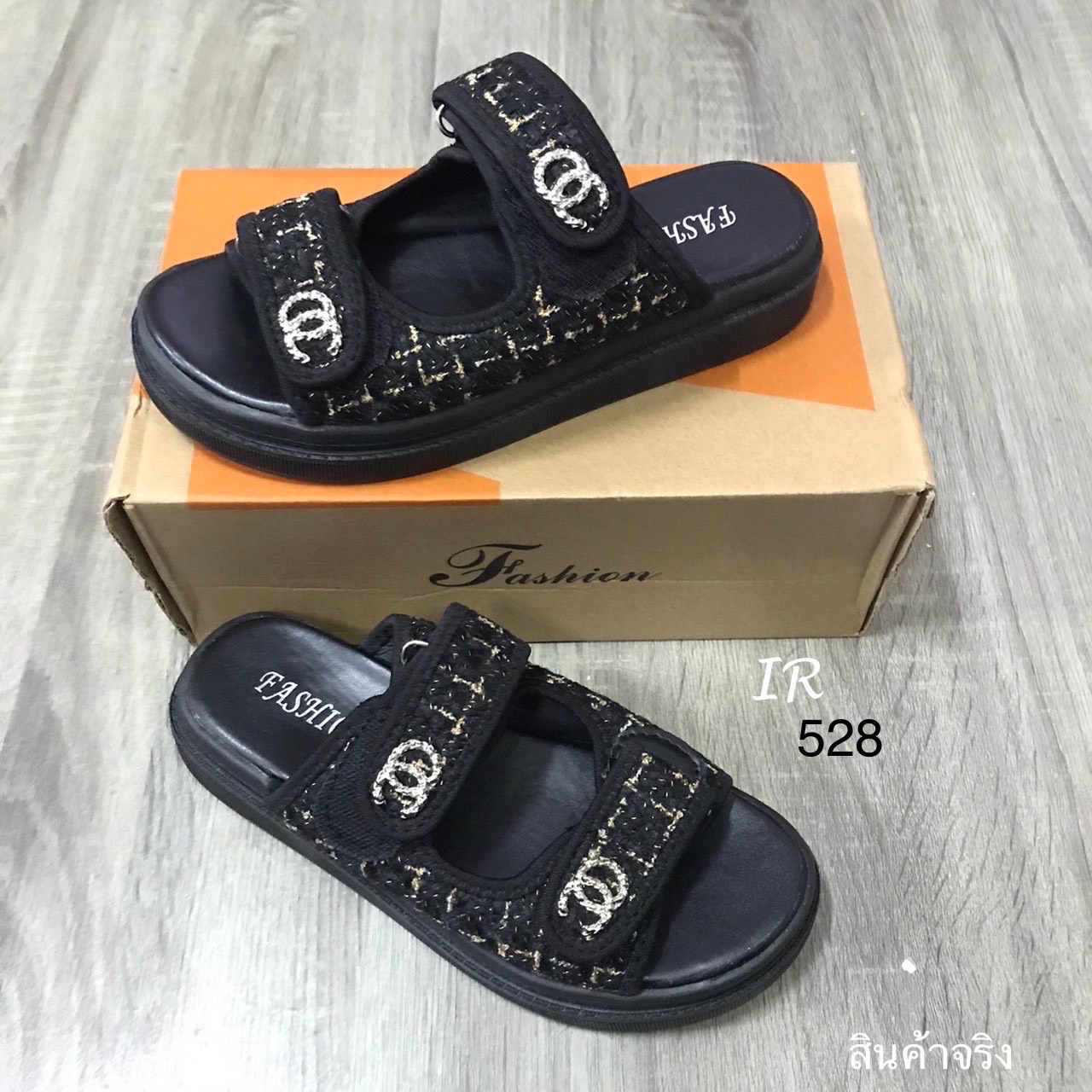 แบบขายดี!!! พร้อมส่ง เข้าแล้วค่า สวยฟาดมากแม่!! Chanel sandal ลำลองผ้าทวิต แต่งอะไหล่ สายปรับได้ พื้นนิ่ม สวยมากกก มองหารองเท้าสวยๆใส่แล้วดูดี ดูแพง คู่นี้เลยค่า