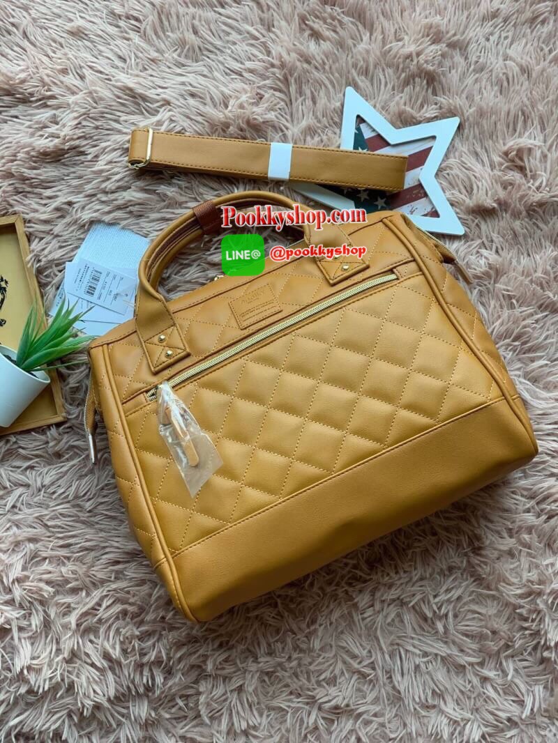 ANELLO (AH-H1862) QUILTING MOUTHPIECE 2-WAY SHOULDER BAG คอลเลคชั่นใหม่จากanello รุ่นคลาสสิค ที่ตัวกระเป๋าบุหนังpuด้วยหนังลายตารางนูนทั้งใบ ดูมีดีเทล ปากกระเป๋ายังคงมีโครงเป็นเอกลักษณ์ จะใส่โน้ตบุ้ค หรือเอกสาร สัมภาระต่างๆได้เยอะ มีช่องซิปใช้งานที่ด้านหน้