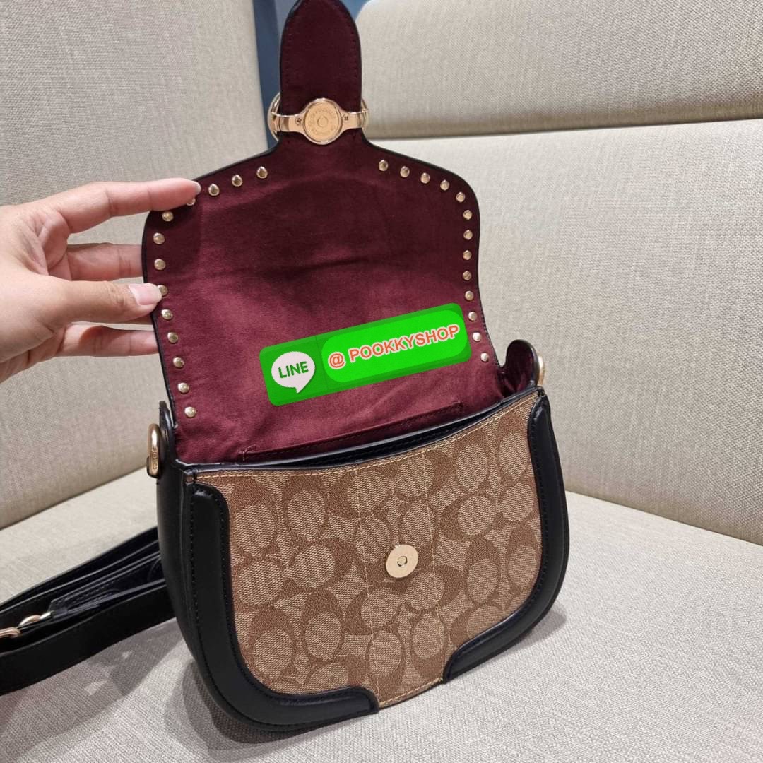 COACH C3593 GEORGIE SADDLE BAG IN COLORBLOCK SIGNATURE CANVAS WITH RIVETS ยกระดับความหรูให้กับตัวเองกันหน่อย ด้วยกระเป๋ารุ่นนี้!! ครอสบอดี้ที่ดีไซน์หรู อัพเลเวล ในราคาที่จับต้องได้ วัสดุหนังแคนวาสเคลือบสลับหนังเรียบ พิเศษไปอีกตกแต่งขอบด้วยหมุด เพิ่มดีเทลก