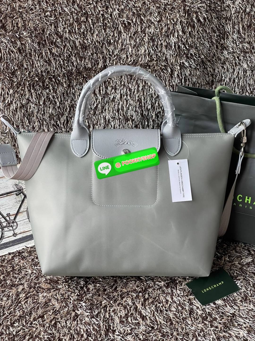 Longchamp Le Pliage Neo Size M มาพบกับกระเป๋ารุ่นยอดนิยม ที่สาวๆ ต้องมีไว้เก็บไว้สักใบ กระเป๋าโท้ทใบนี้ มาพร้อมกับสีที่มีสไตล์เรียบง่าย มีสายสะพายยาวช่วยให้คุณสามารถสะพายไหล่ได้อย่างสบาย ในขณะที่ที่ปิดแบบซิปช่วยให้คุณมั่นใจได้ว่าของด้านในมีความปลอดภัย Le