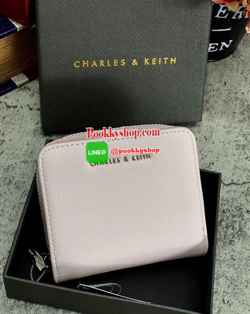 New !! CHARLES & KEITH SHORT WALLET BAG กลับมาอีกครั้ง รุ่นขายดีค่ะ!! รอบนี้สินค้าราคาพิเศษค่ะ กระเป๋าสตางค์ใบสั้น ด้านหน้ามีโลโก้แบรนด์ แยกช่องซิปออกสำหรับใส่เหรียญ ช่องหลักเปิดปิดแบบกระดุม มีช่องใส่บัตรต่างๆ ได้หลายใบนะค่ะ พร้อมช่องใส่ธนบัตรหนึ่งช่องค่ะ