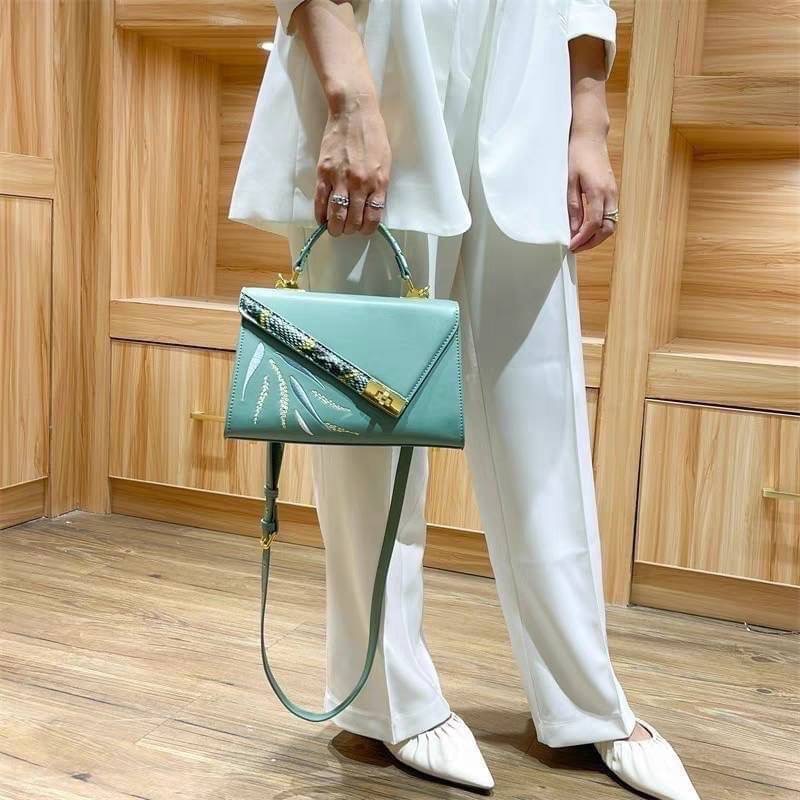 PISAMAI BAG 👜 กระเป๋าแฟชั่นทรง hermes รุ่น kelly ตัวกระเป๋าหนังสีพื้น ตัดลายกับหนังด้ามจับและตัวล็อก มีสายสะพายยาวให้ในตัว ใบใหญ่ใส่ iphone promax ได้สบายๆเลยค้า