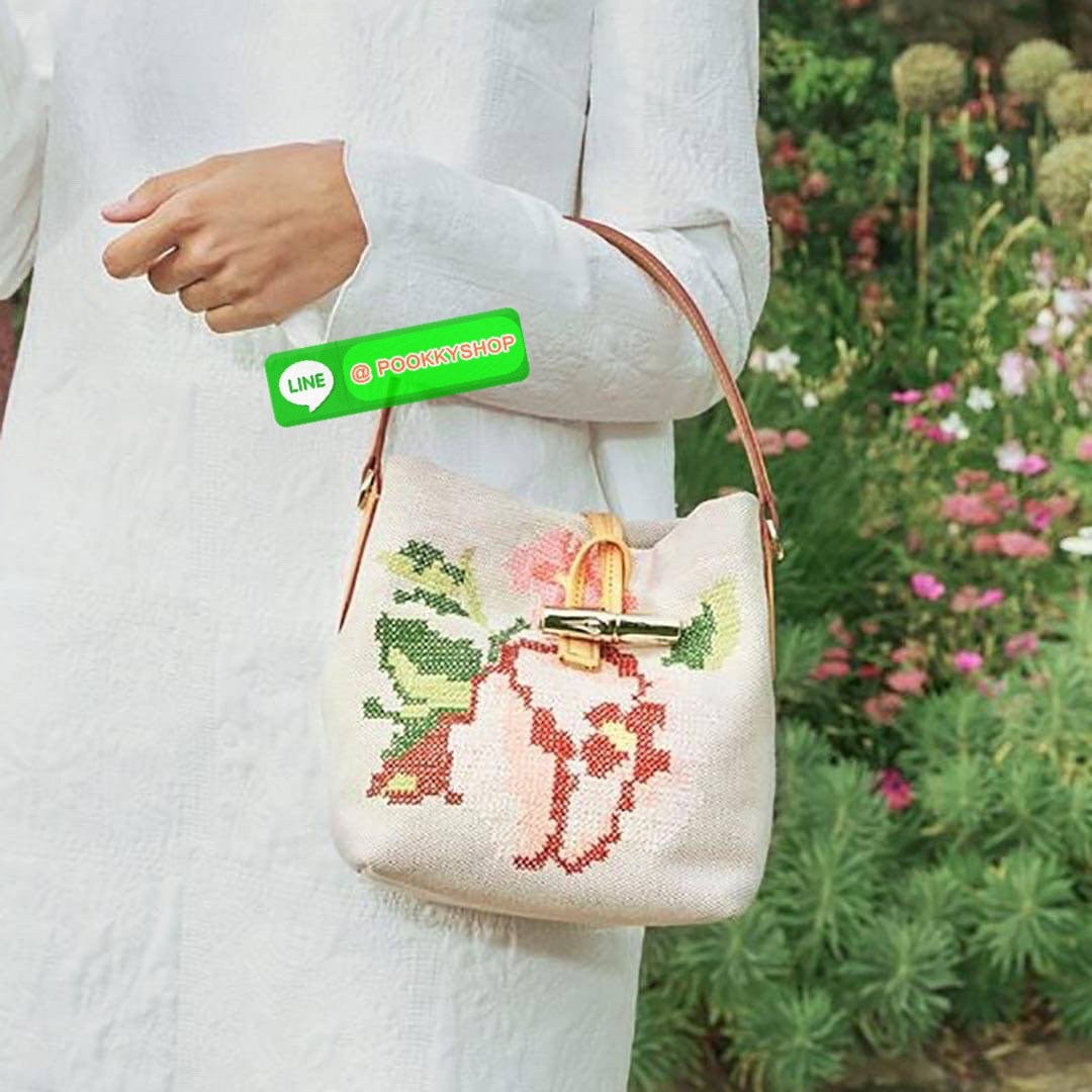 Longchamp Roseau Essential Fleurs กระเป๋าทรงถังขนาดเล็ก วัสดุผ้าฝ้าย ลายปักษ์ดอกกุหลาบ Roseau เป็นคอลเล็คชั่นที่สดใสและเรียบง่าย ซับในสีพื้น อะไหล่สีทอง น้ำหนักเบา จุของได้เยอะ มีสายสะพายไล่ ถอดสายได้ Crossbody ได้