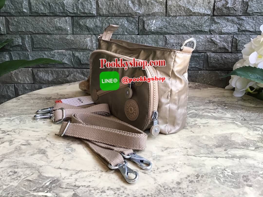 Kipling milos crossbody bag (K13696) กระเป๋าสะพายข้าง crossbody ขนาดกำลังดี มี 2 สาย สายสะพายสั้น ถือเป็นทรงพอรช์(pochette)ถอดเปลี่ยนสลับกับสายยาวได้ มีช่องซิปใช้งาน3ช่อง 2ช่องใหญ่ภายในมีเล็กแยกเป็นสัดส่วน ใส่มินิไอแพค กระเป๋าสตางค์ยาวได้ ด้านหน้ามีช่องซิ