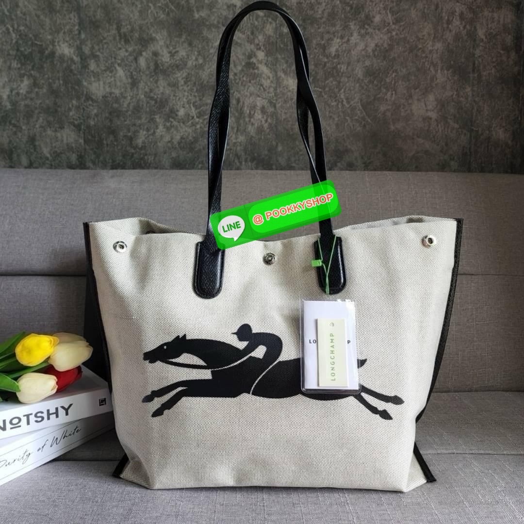 LONGCHAMP ESSENTIAL TOILE SHOULDER BAG L ECRU กระเป๋าสะพายไหล่ ใบใหญ่ สาวสายแบกไม่ควรพลาด ใส่เอกสาร แล็บท๊อป แฟ้มงานหรืออื่นๆใบเดียวจบคะ กระเป๋ามีความยืดหยุ่นและน้ำหนักเบา ปิดด้วยระบบสแน็ปอิน Longchamp ได้ปรับปรุงไลน์ผลิตภัณฑ์ ROSEAU อันเป็นสัญลักษณ์ใหม่ท