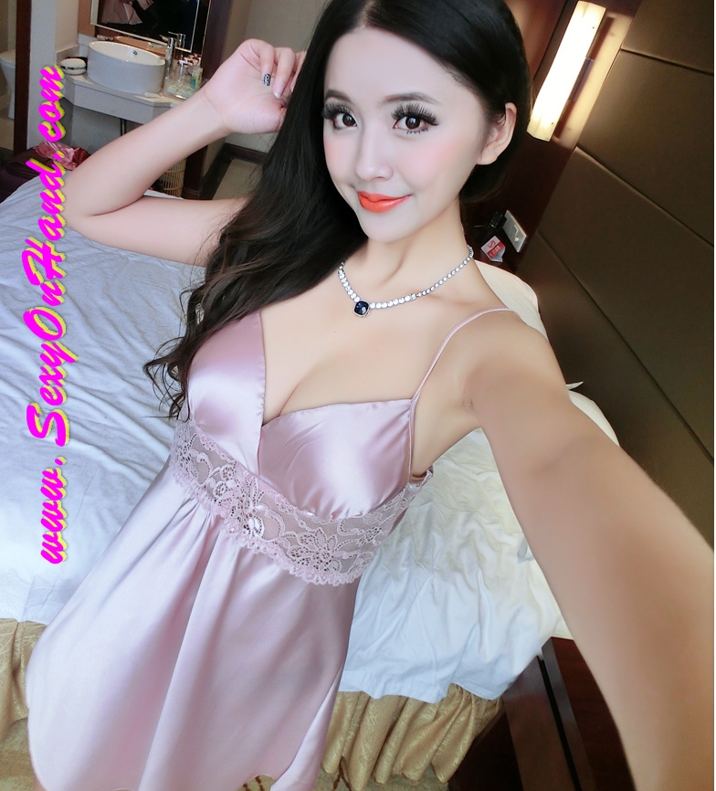 ชุดนอนผ้าไหม ชุดนอนคุณหนู สุดหรู ผ้าไหมสายเดี่ยว สีชมพูเบจ แต่งลูกไม้ซีทรู ช่วงต่อ อก เนื้อผ้าสวยหรู งานเย็บเกรดพรีเมี่ยมคะ