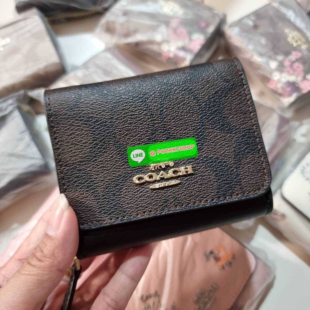 COACH 7331 SMALL TRIFOLD WALLET IN SIGNATURE CANVAS สวยคลาสสิค พกพาง่าย ใบเล็กน่ารักน่าใช้ ต้องยกให้ใบนี้จ้า ตอบโจทย์คนชอบพกน้อยที่สุด!! กระเป๋าสตางค์ใบสั้นหนังแคนวาสเคลือบคุณภาพดี ภายในเป็นหนังแท้ ใส่บัตร ใส่ธนบัตรได้ทุกชนิด มีช่องซิปแยก ใบเดียวใบนี้คือเ