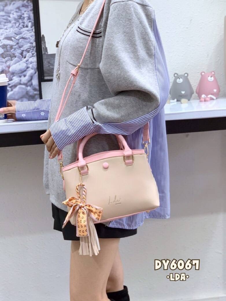 LDA BAG รุ่นใหม่ ทรูโทน งานสวยมาก!! แบรนด์แท้ 💯 หนังสวย สไตล์เรียบหรูดูดี ด้านหน้าปั้มแบรนด์ LDA ภายในกว้าง มี3 ช่องใช้งาน ใบใหญ่จุของได้เยอะมาก ดีไซส์ทรงสวยเก๋ มี 2 สาย สายสปอร์ต/สายหนัง ถือได้/สะพายได้ สายหนังปรับระดับได้ แบบสวย ทรงคลาสสิค สีสวย