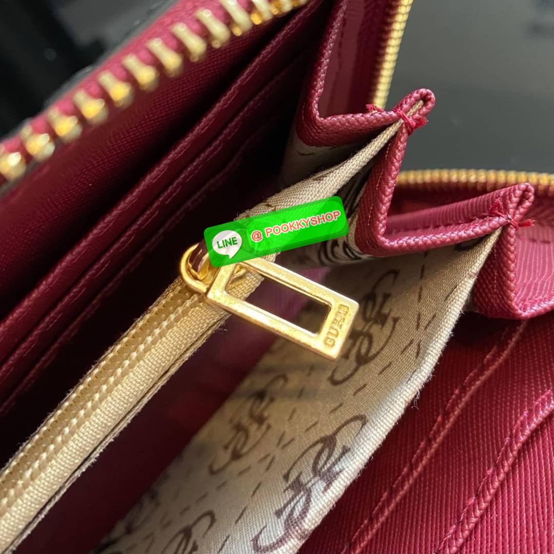 Guess Long Wallet กระเป๋าเงินใบยาวซิปรอบ ด้านหน้ามีโลโก้แบรนด์สีเข้ากระเป๋าสวยสะดุดตา รุ่นนี้มีสายคล้องมือมาให้ เพื่อใช้งานง่ายและสะดวกมากยิ่งขึ้น ด้านในมีช่องใส่ธนบัตร ช่องใส่บัตร และช่องซิปใส่เหรียญค่ะ