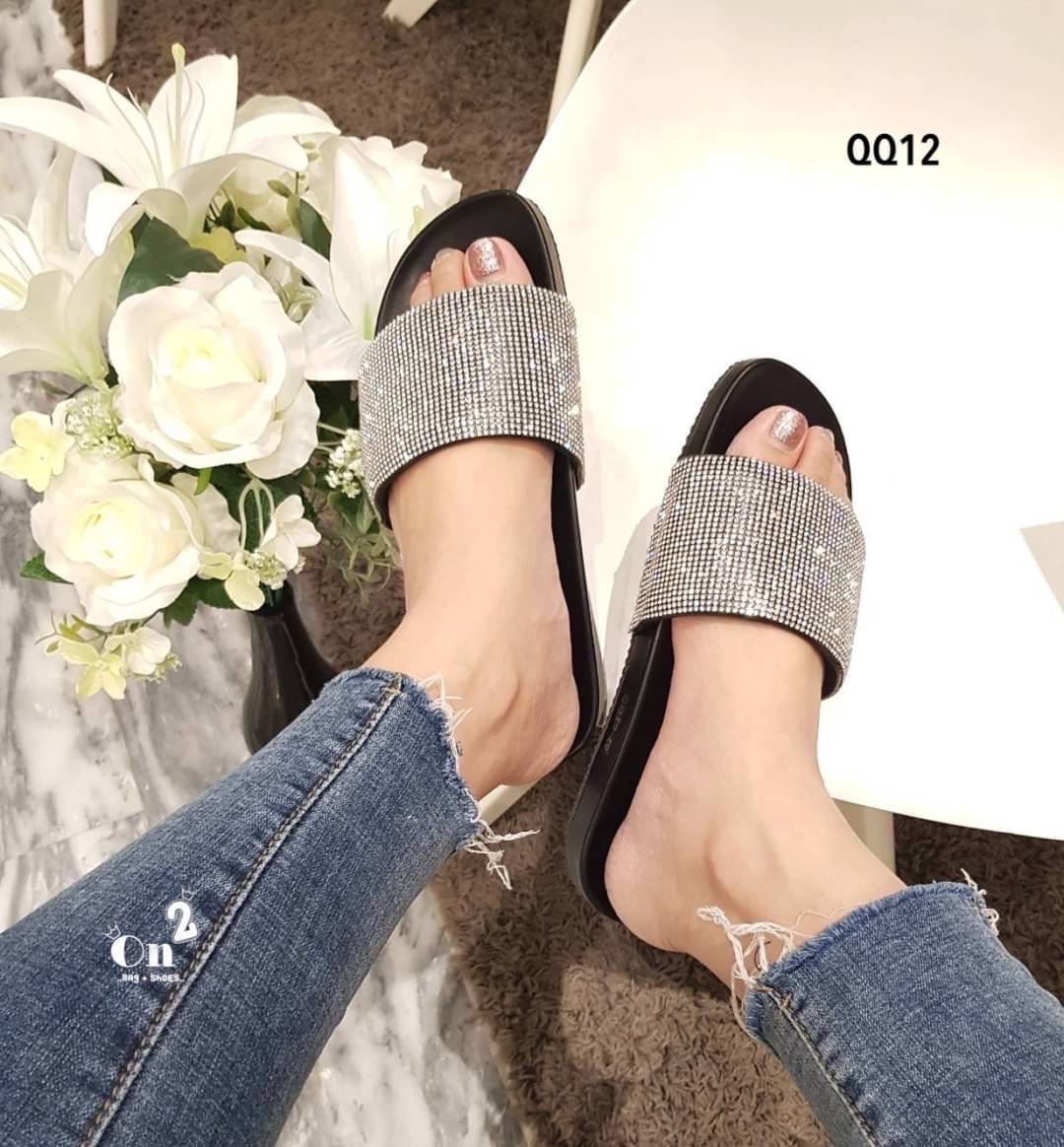 New in....รองเท้าแตะสวมประดับเพชรสไตล์แบรนด์ เพชรวิบวับสวยวิ้ง ตัดสีพื้นเรียบหรู งานใส่สบาย เสริมพื้นซัพพรอตเท้าได้ดีมากค่ะ