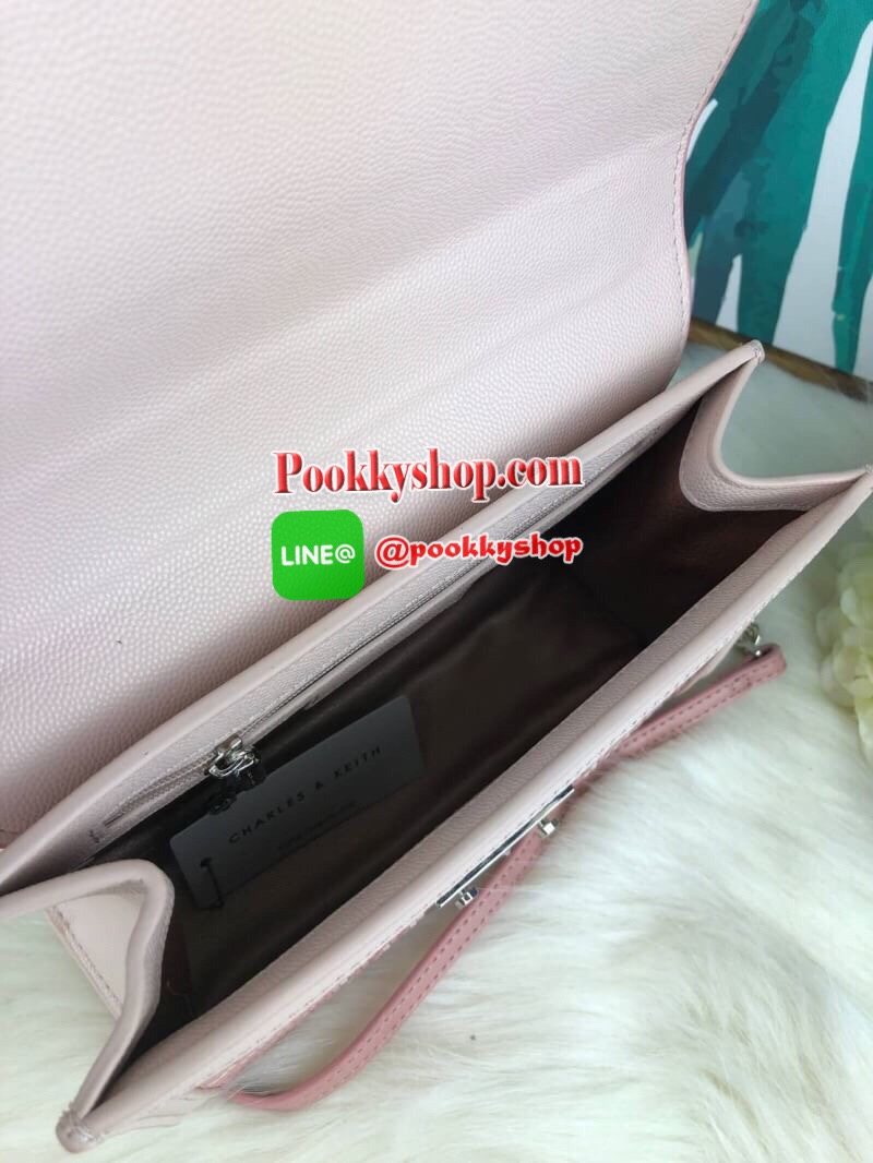 New arrival!! CHARLES & KEITH WOVEN DETAIL CLUTCH กระเป๋าสะพายอยู่ทรง ด้านหน้าเล่นดีเทลแต่งลายสายน่ารักมากๆ ด้านหลังมีช่องใส่บัตรได้ เปิดปิดด้วยตัวกดล็อก ด้านในจุของได้เยอะทีเดียวค่ะ ใส่ iPhone plus/ กระเป๋าเงินใบกลางได้สบายๆ สายสะพายยาวปรับได้ 5 ระดับเลย