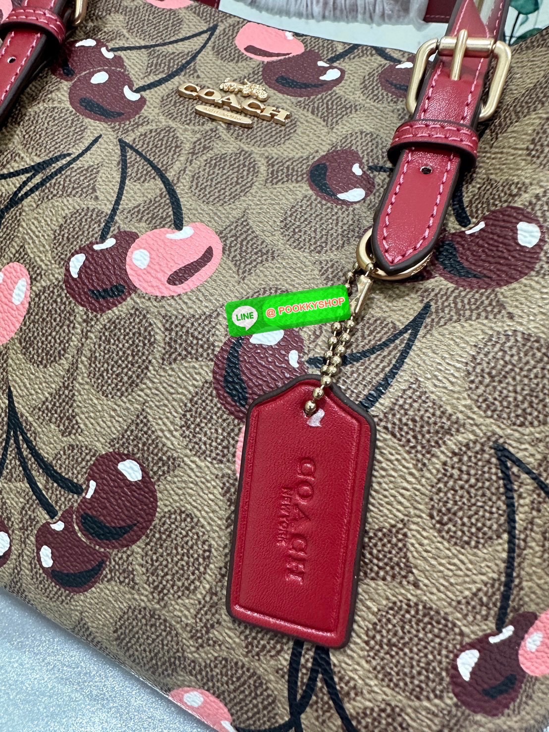 👜Coach CZ772 Mollie Tote Bag 25 In Signature Canvas With Cherry print 🍒 กระเป๋าทรง Tote ลายซิกเนเจอร์พิเศษ ดีไซน์น่ารักสุดคลาสิคมาพร้อมสายสะพายยาวและสายถือ หนังกับตัวกระเป๋าได้อย่างมีเอกลักษณ์ เหมาะสำหรับใส่ของใช้ประจำวัน พร้อมช่องซิปหลักก