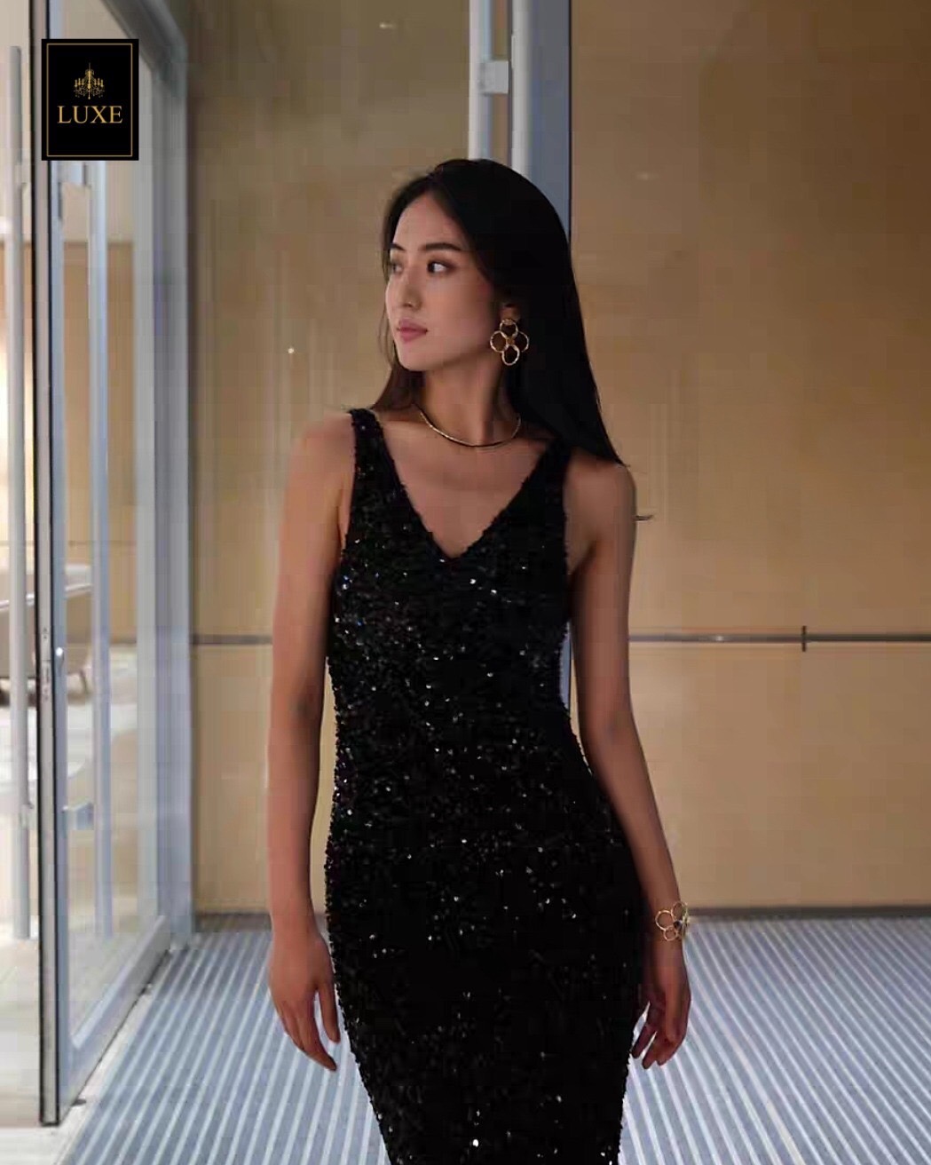 เดรสแฟชั่น เดรสเสื้อคอวีแขนกุด ทรงเข้ารูป