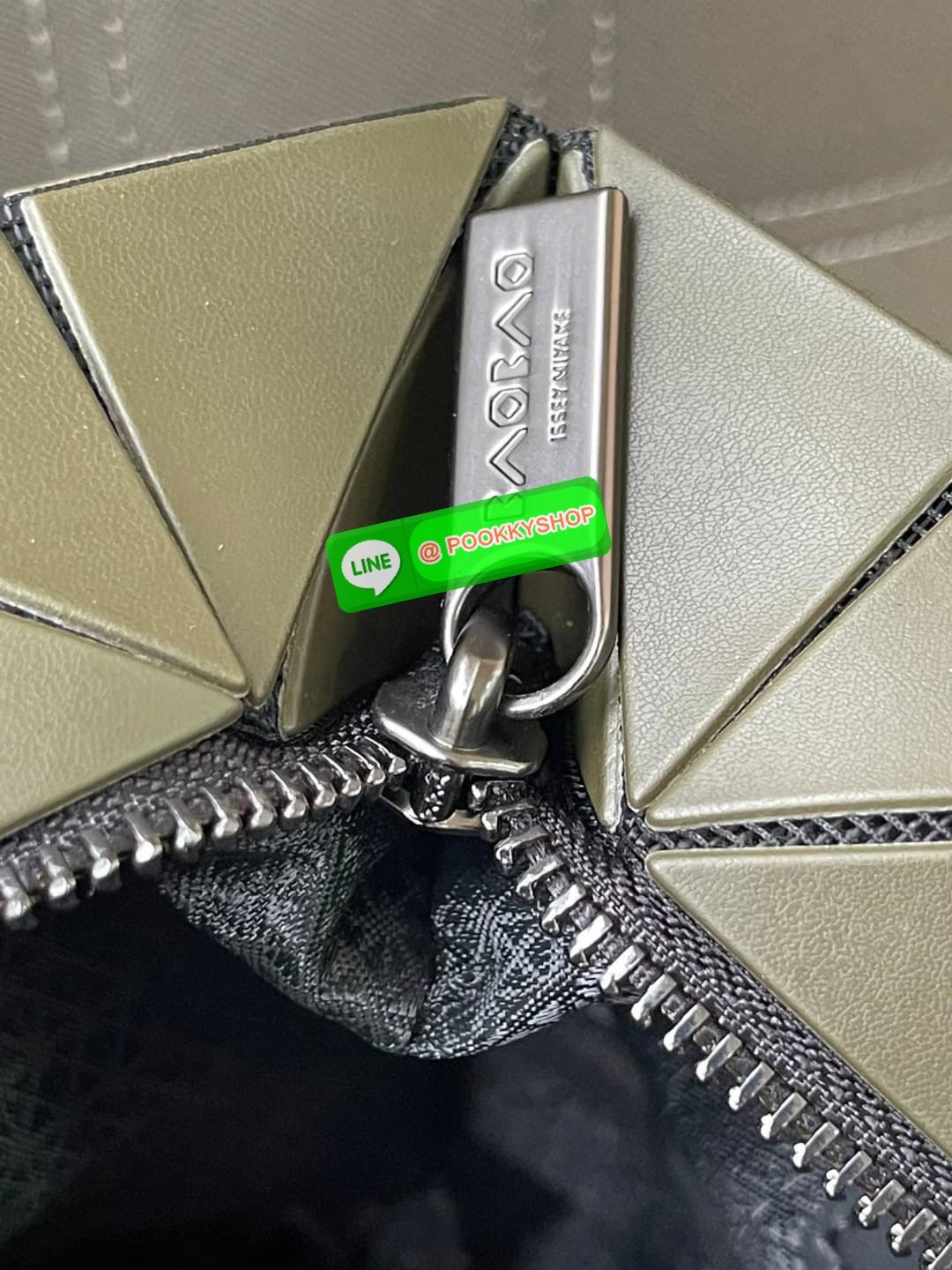 Bao Bao Issey Miyake ROCK MATTE ซีรีส์นี้จะเป็นทรงสี่เหลี่ยมผืนผ้า มีซิปปิดด้านบน ถือเป็นรุ่นที่เหมาะกับการใช้งานในชีวิตประจำวัน สามารถพับมุมและบริเวณด้านล่างของกระเป๋าเพื่อเพิ่มความสะดวกสบายในการใช้งาน ทั้งยังช่วยให้วางกระเป๋าในแนวตั้งได้อีกด้วย แผ่นต่อส