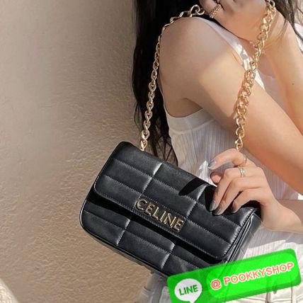 CELINE CHAIN SHOULDER BAG MATELASSE MONOCHROME กระเป๋าเทรนด์กระเป๋าสุดฮอตแต่ยังคงความคลาสสิก รุ่น Matelasse Monochrome ล่าสุดของ Celine ด้วยดีไซน์กระเป๋าที่หรูหราและแมทช์กับการแต่งตัวง่าย จึงครองใจสาว ๆ ได้ไม่ยาก โดยเป็นกระเป๋าสะพายไหล่ที่อัดแน่นด้วยกลิ่น