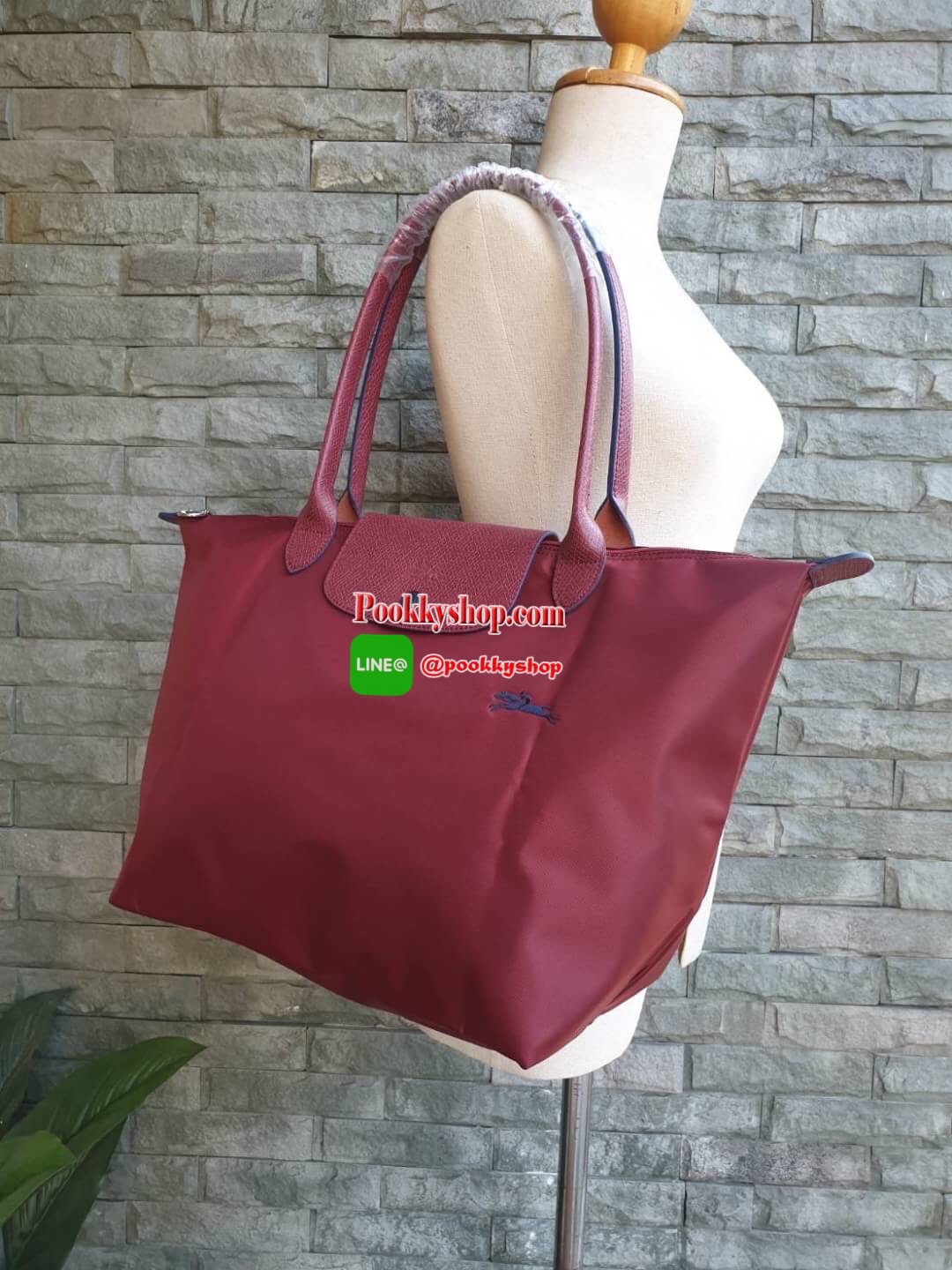 Longchamp Le Pliage Club Tote Bag Size L หูยาว วัสดุเนื้อผ้า Nylon Canvas เคลือบกันนำ้ ตัดด้วยหนังแท้ที่มีน้ำหนักเบา ดีไซน์เรียบง่ายแต่เต็มไปด้วยความคลาสสิก จนเป็นที่ชื่นชอบไปทั่วโลก Longchamp ปรับโฉม LE PLIAGE ด้วยการปักลายรูปม้า-ตราสัญลักษณ์ของแบรนด์บนผ