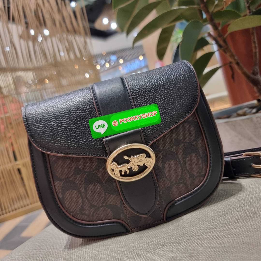 COACH C3593 GEORGIE SADDLE BAG IN COLORBLOCK SIGNATURE CANVAS WITH RIVETS ยกระดับความหรูให้กับตัวเองกันหน่อย ด้วยกระเป๋ารุ่นนี้!! ครอสบอดี้ที่ดีไซน์หรู อัพเลเวล ในราคาที่จับต้องได้ วัสดุหนังแคนวาสเคลือบสลับหนังเรียบ พิเศษไปอีกตกแต่งขอบด้วยหมุด เพิ่มดีเทลก