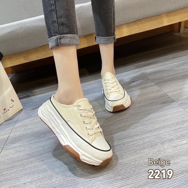 พร้อมส่งคะ รองเท้าผ้าใบเปิดส้น สไตล์เกาหลีมาใหม่ สวยยืน1 🥇มาแล้วจ้า ทรงสวยอย่างดี งานเกร๋เรียบหรูดูแพง ตัวนี้ห้ามพลาด ใส่สบายจะแมตช์กับกางเกง👖หรือกระโปรง👗ก็ได้ค่ะ แม่ค้าคอนเฟริม ห้ามพลาดเลยจ้าตัวนี้แนะนำ อย่าช้ารีบเลย