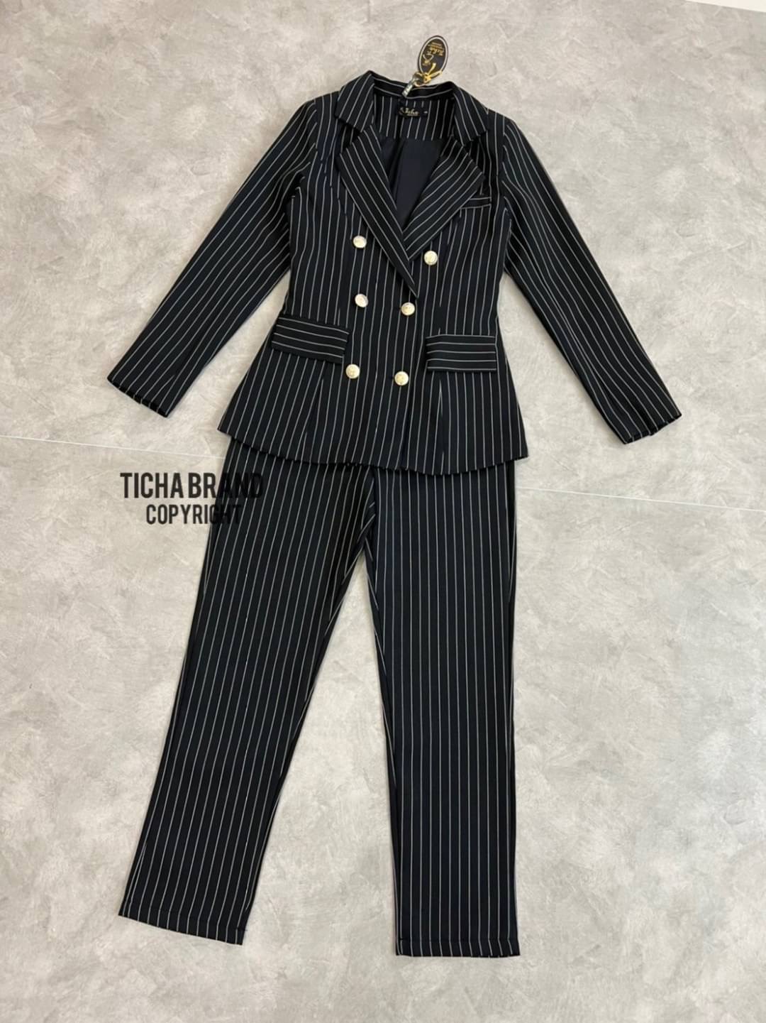 เซตสูทคอปกแขนยาว+กางเกงขายาว มีกระดุมหน้า 2 แถว มีกระเป๋า ทรงพอดีตัว เนื้อผ้าดีมากกกก ใส่สบาย ใส่สวยดูดีเหมือนเซเลปเลยค่ะ ใครกำลังมองหาเซตสูทสวยๆ ใส่ออกงาน ใส่ทำงาน ใส่แล้วดูดี ใส่ได้หลายโอกาส แนะนำเลยค่ะ ราคาเป็นกันเองจัดด่วนๆ สั่งช้าอดสวยยยยยของหมดไวนะค