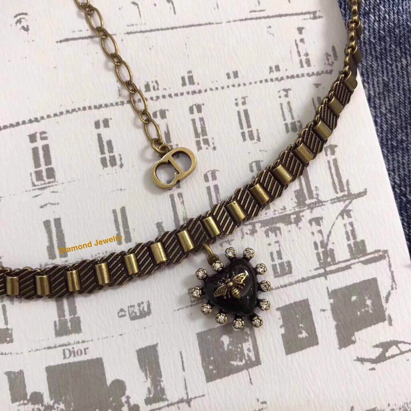 Hi-End Quality !!!! Christian Dior Necklace สร้อยคอดิออ คอเลคชั่นล่าสุด งานสวยคะ ตัวเรือนสีทอง น้ำหนักใกล้เคียงของจริงที่สุด งานอย่างดี มีน้ำหนัก ** ไม่ใช่งานเกรดถูกนะคะ ** สั่งผลิตจากต้นแบบแท้ ดาราเซเลปใส่กันแทบทุกคน ใส่ได้ตลอดไม่ตกเทรน เข้ากับทุกการแต่ง