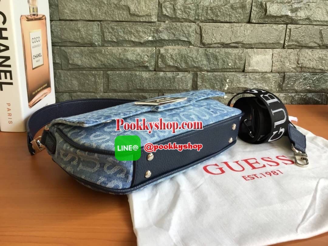 New Collection !! Guess Women’s Crossbody Bag รุ่นใหม่ชนช็อป!! กระเป๋าสะพายไหล่/สะพายข้าง/ถือเป็นคลัช มีดีเทลสวยเก๋!! วัสดุผ้ายีนส์ทอลายแบรนด์ ตัวกระเป๋าตัดขอบหนัง มาพร้อมสายหนังสะพายไหล่และสายสะพายยาวเลื่อนปรับได้ ด้านหน้าประดับโลโก้แบรนด์ มีหมุดรองฐาน4ม